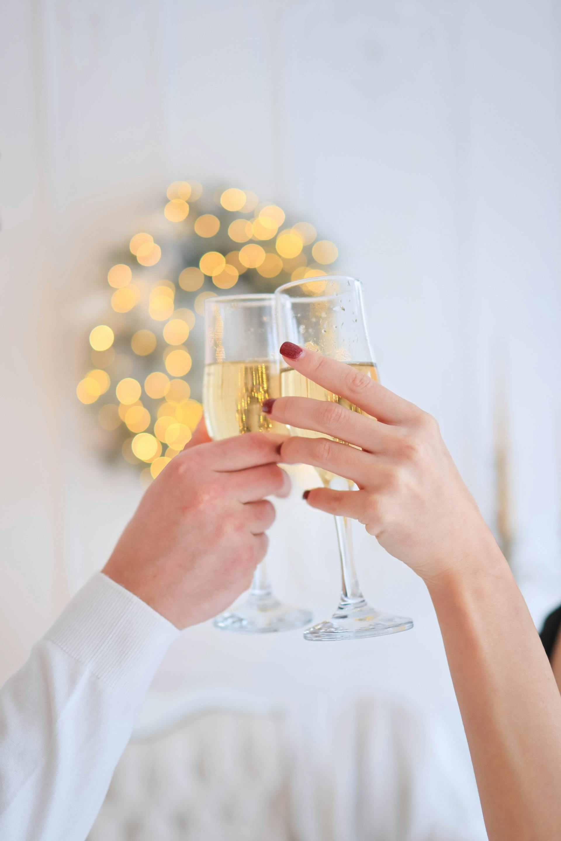 Close-up of a couple toasting | Source: Pexels