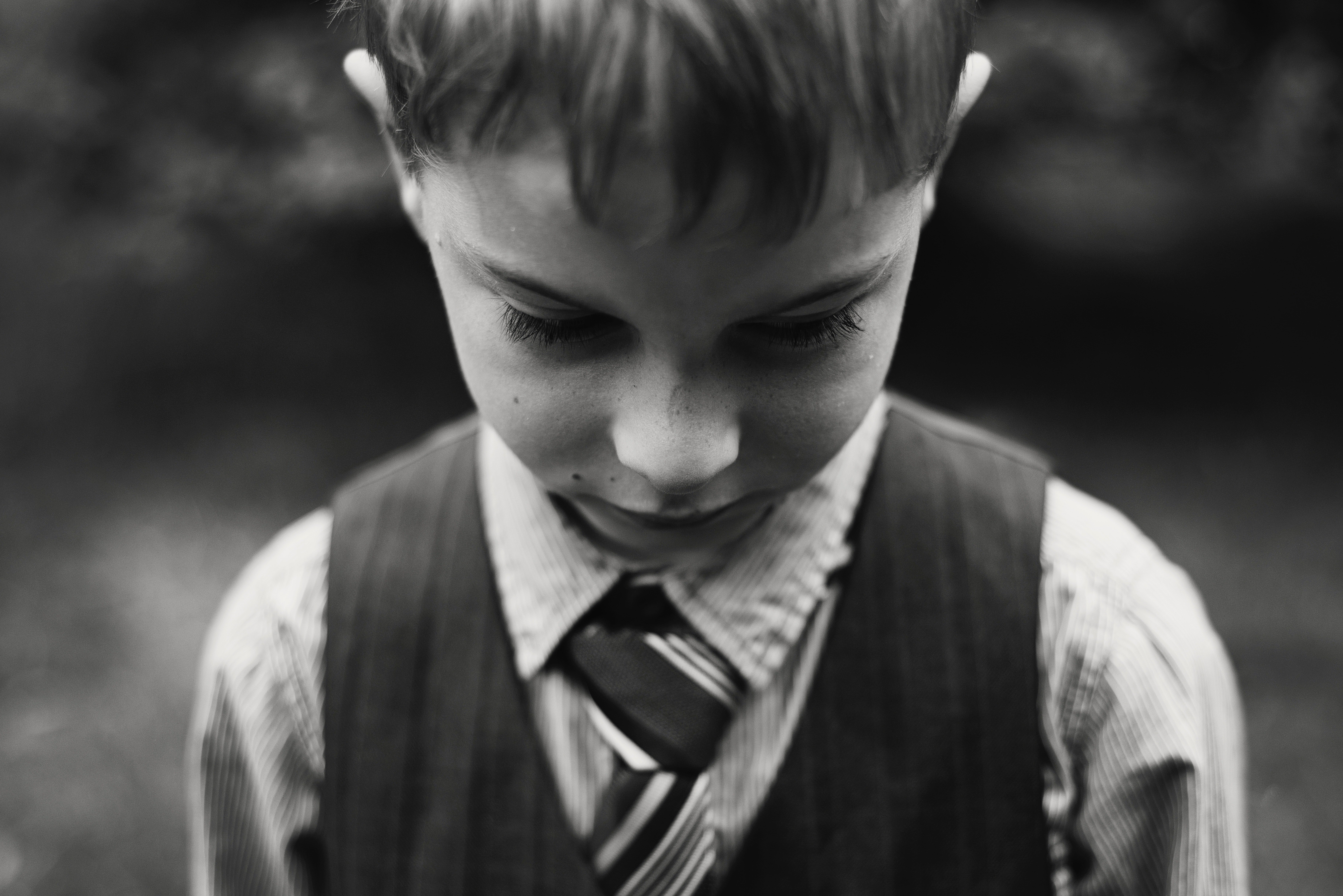 Jovencito con traje y corbata. | Foto: Pexels