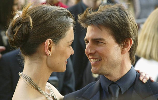 Los actores Tom Cruise y Katie Holmes llegan a la ceremonia de entrega de premios del cine italiano David di Donatello el 29 de abril de 2005 en Roma, Italia. | Foto: Getty Images