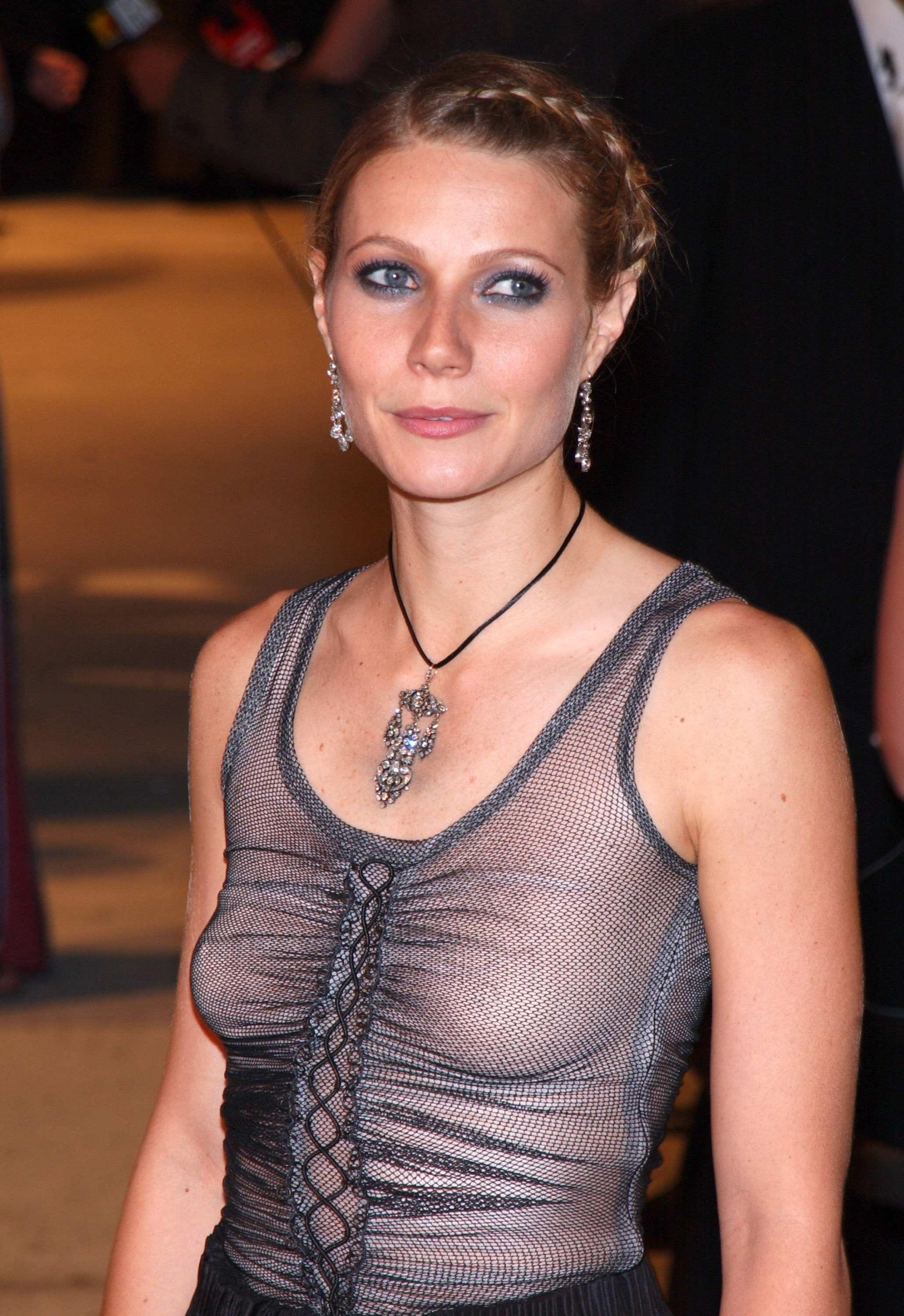 Gwyneth Paltrow attending the 2002 Vanity Fair Oscar Party in Beverly Hills | Source: Getty Images