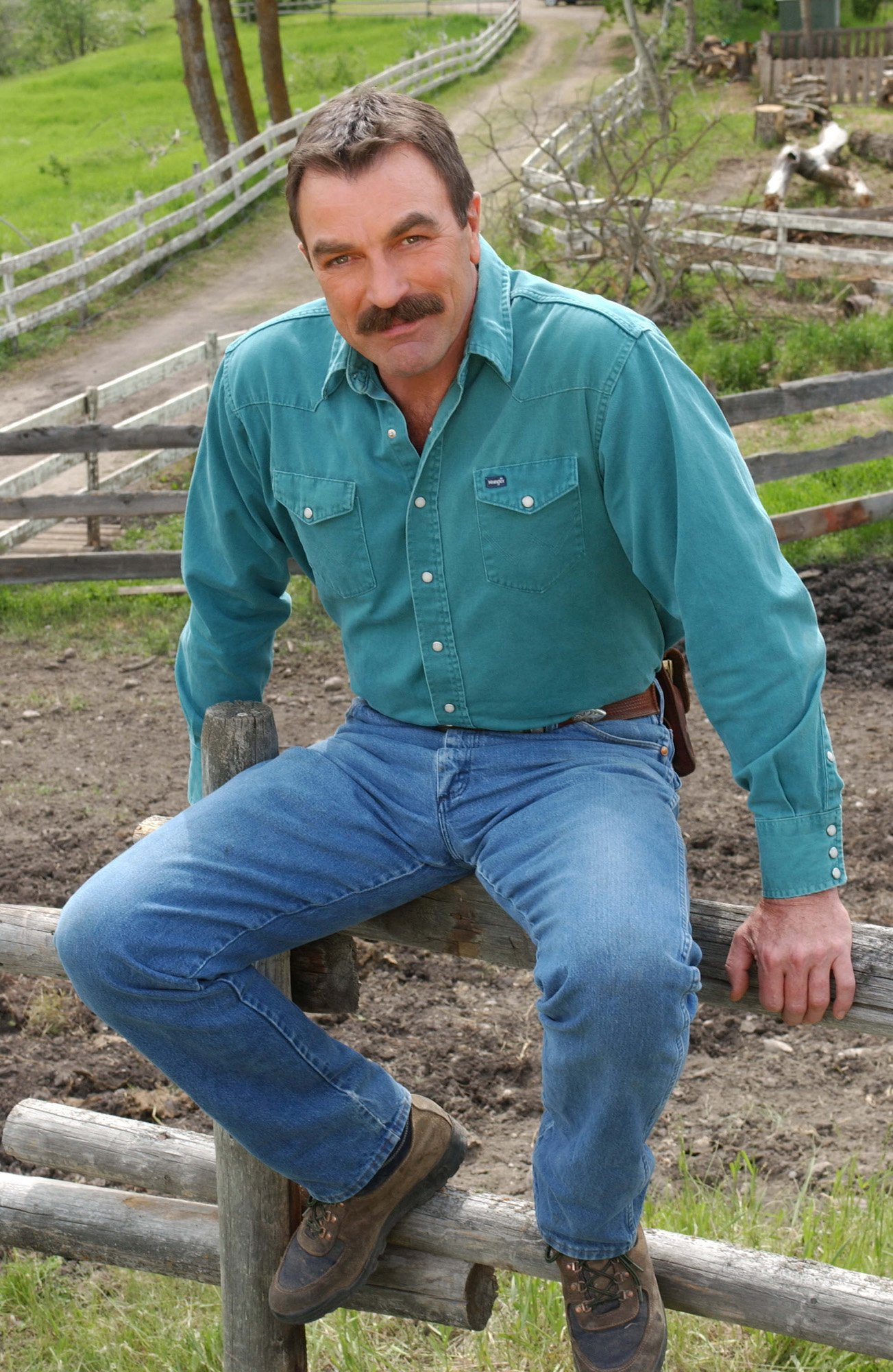 Tom Selleck on the set of "Twelve Mile Road" on January 12, 2004 | Source: Getty Images