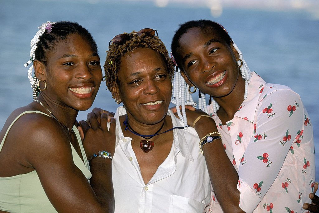 (L-R) Serena Williams, Oracene Price and Venus Williams pose for the media during the Lipton Championships on March 20, 1999 in Key Biscayne, Florida | Photo: Getty Images