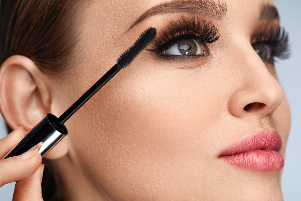 Mujer usando rímel. | Foto: Shutterstock.