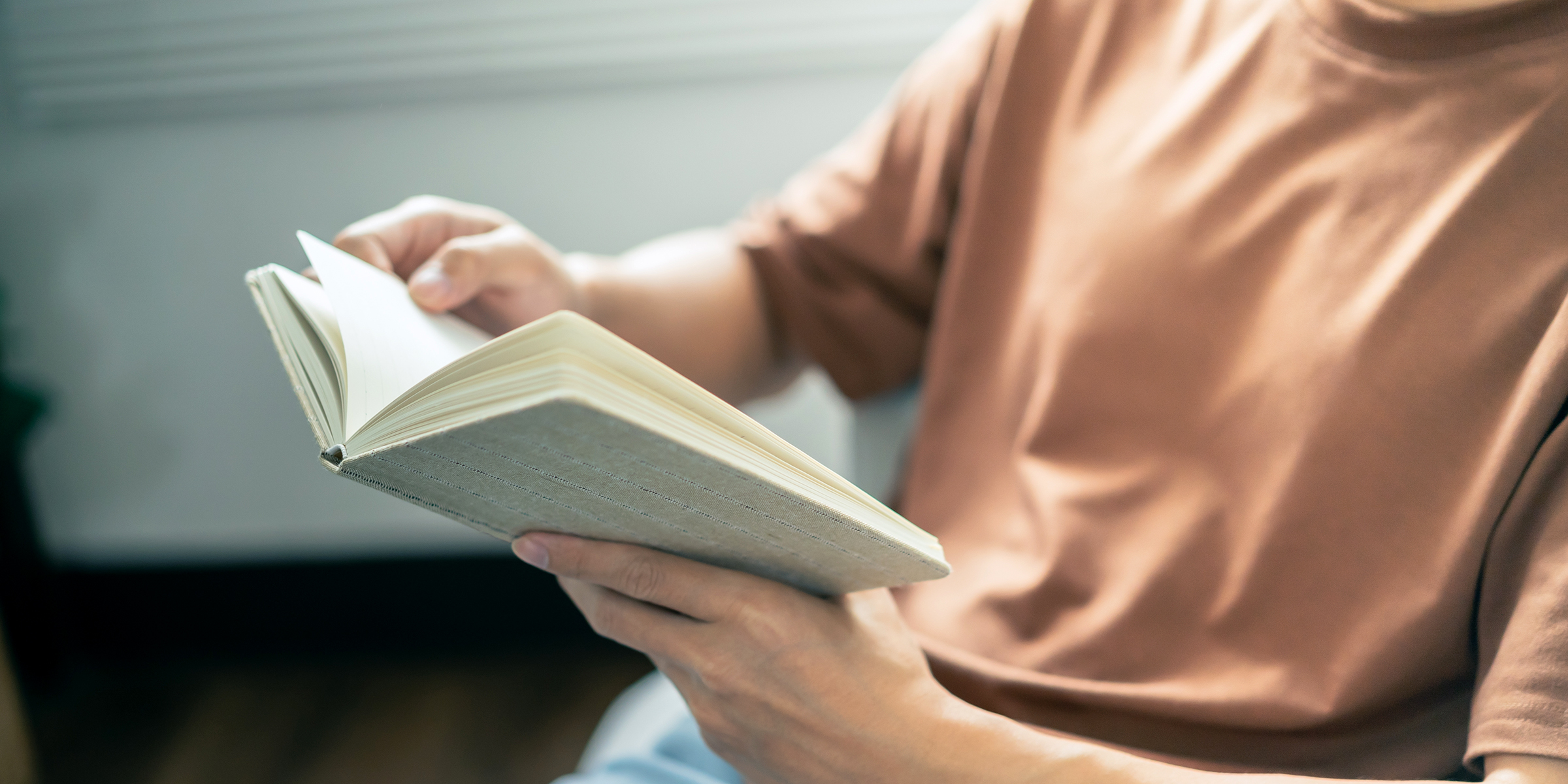 A man reading a book | Source: Shutterstock