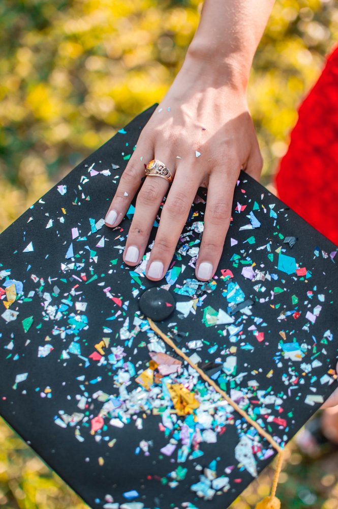 Mujer con anillo de graduación. | Foto: Shutterstock. Mujer con anillo de graduación. | Foto: Shutterstock.