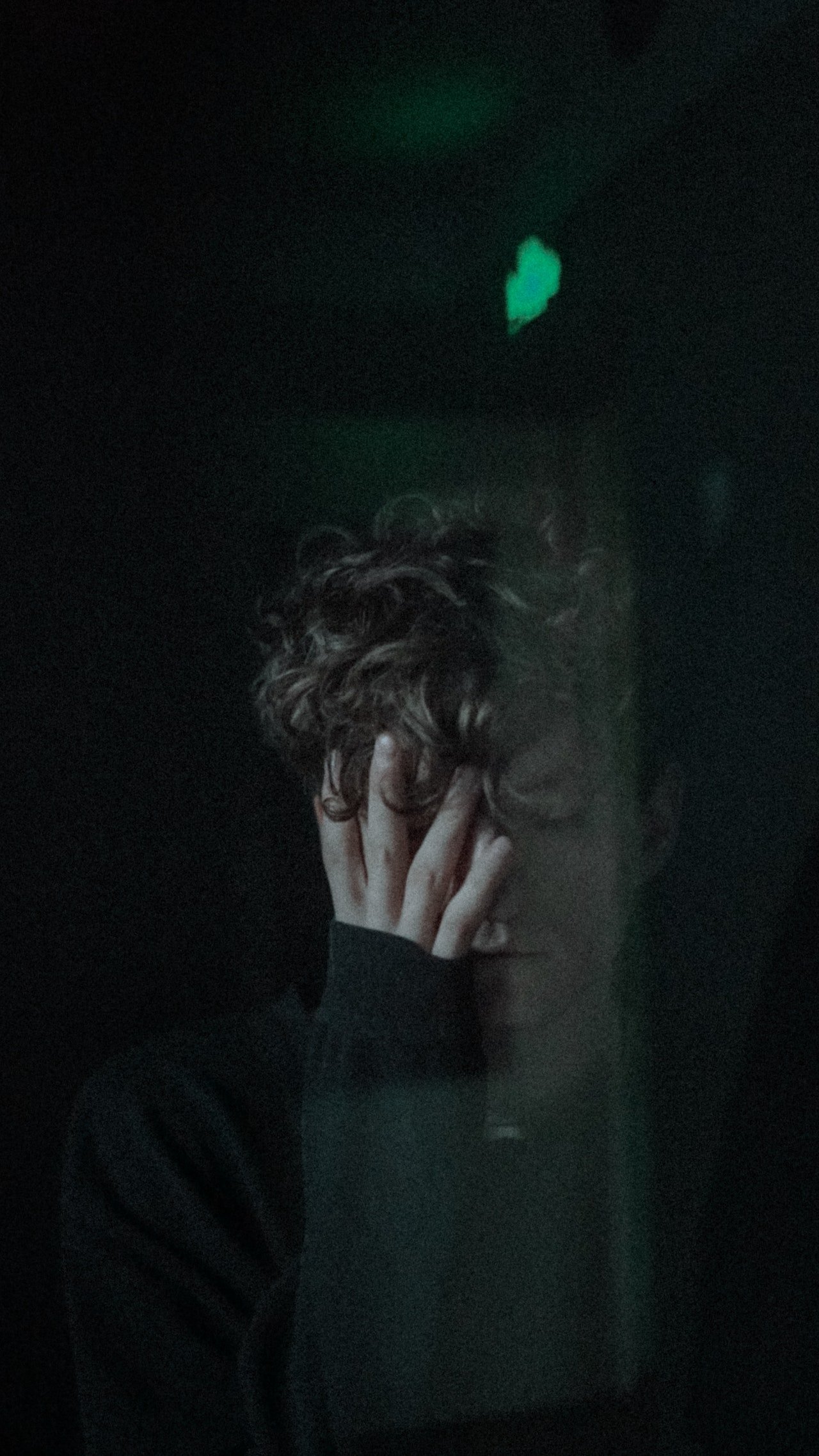 Un joven angustiado con su mano sobre su rostro. | Foto: Pexels