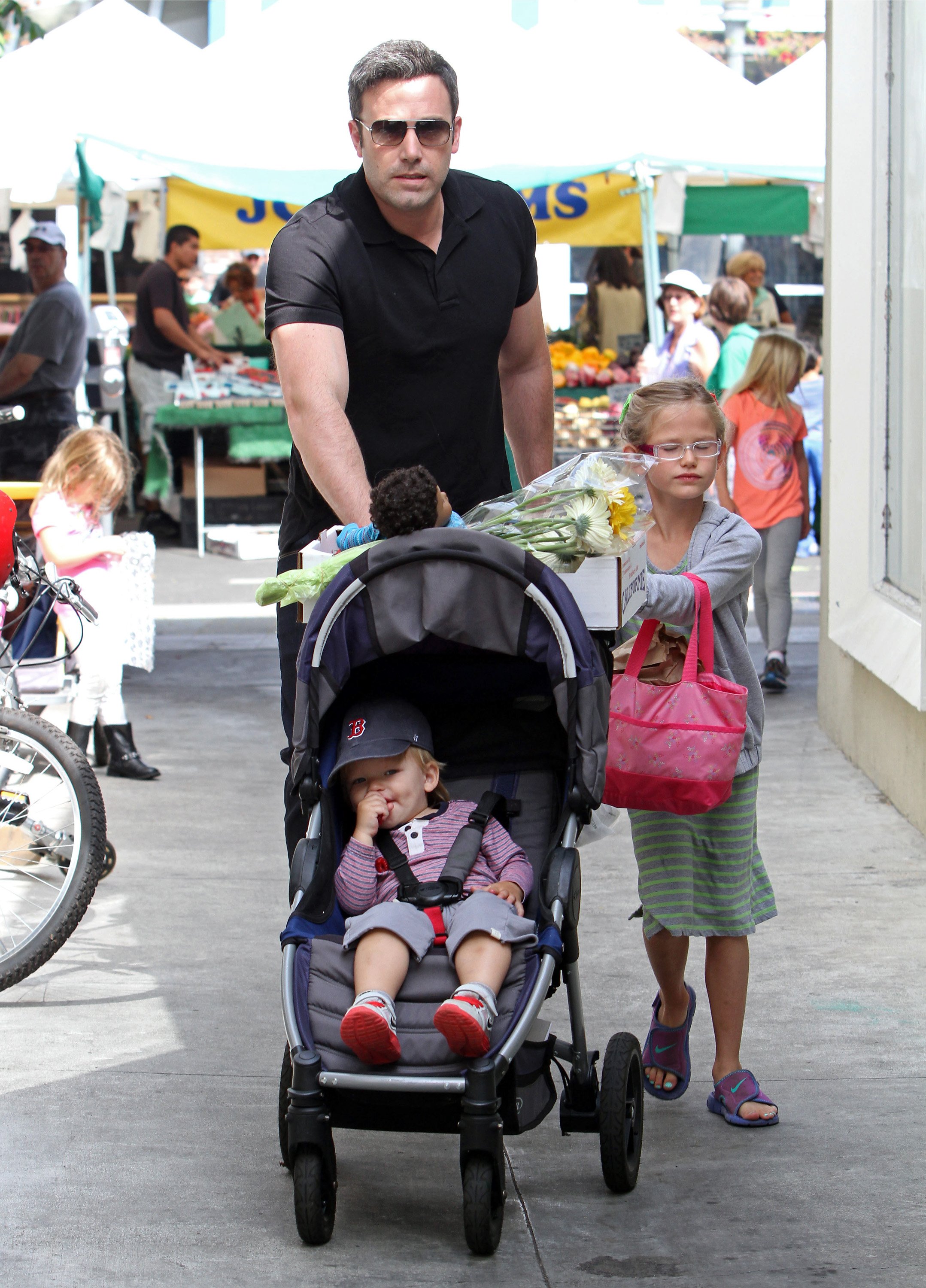 Ben Affleck, con sus hijos Violet ySamuel  en Los Angeles, California el 11 de agosto de 2013 | Foto: Getty Images