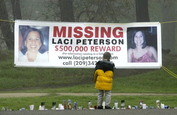 A banner offering a half-million dollar reward for the safe return of Laci Peterson at the East La Loma Park January 4, 2003 in Modesto, California. | Photo: Getty Images