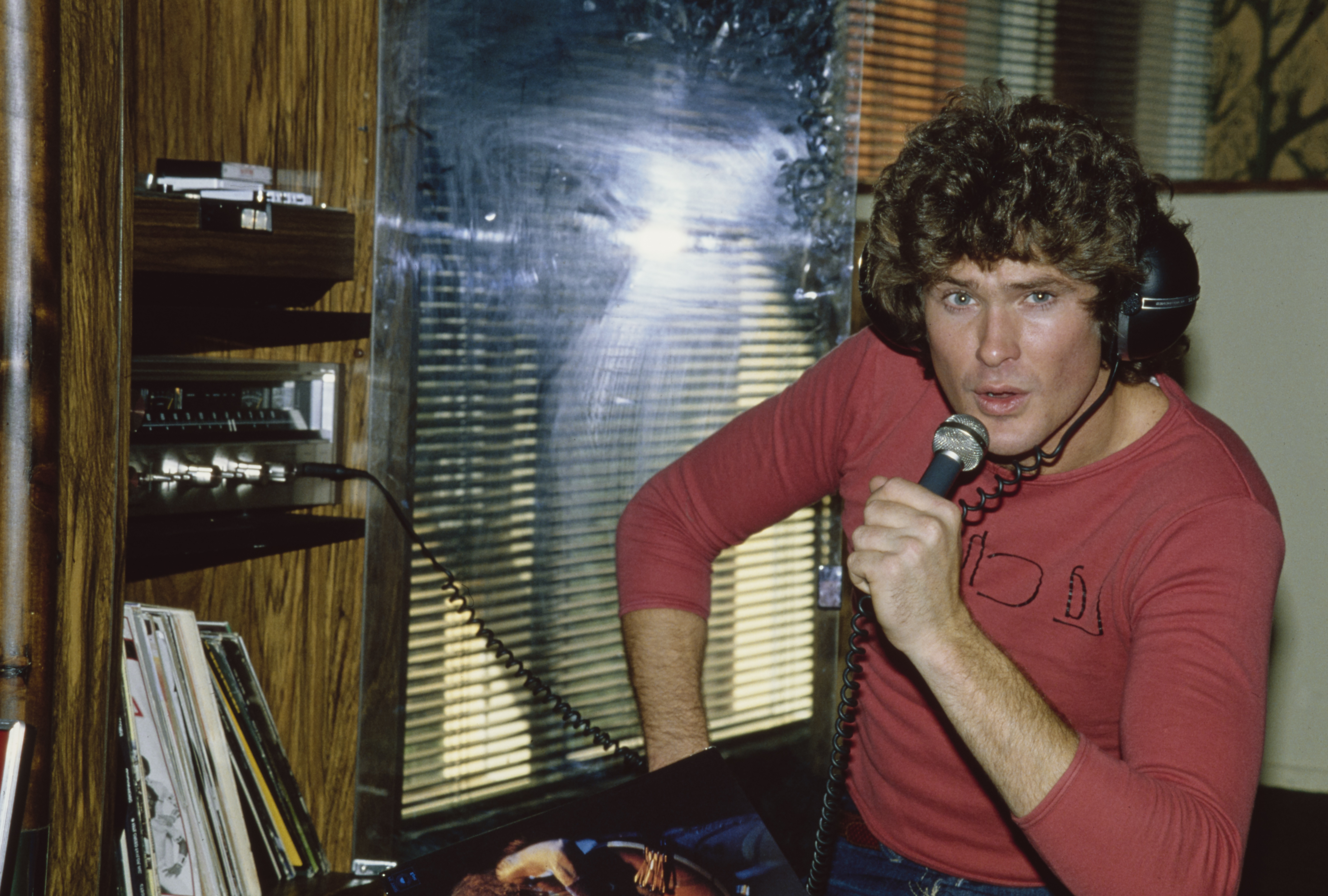 David Hasselhoff is pictured as he sings, at his home in Los Angeles, California, in November 1979 | Source: Getty Images