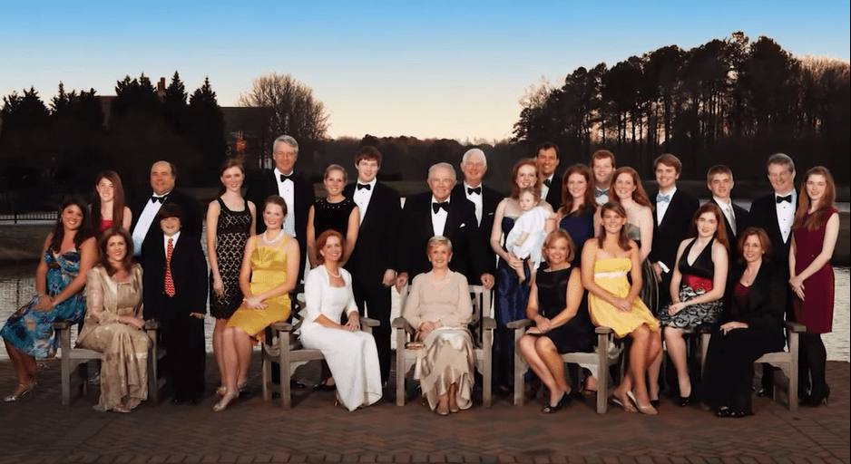 Pat Robertson and wife Dede pose with their children, grandchildren and great-grandchildren for a family photo | Source: YouTube.com/The 700 Club