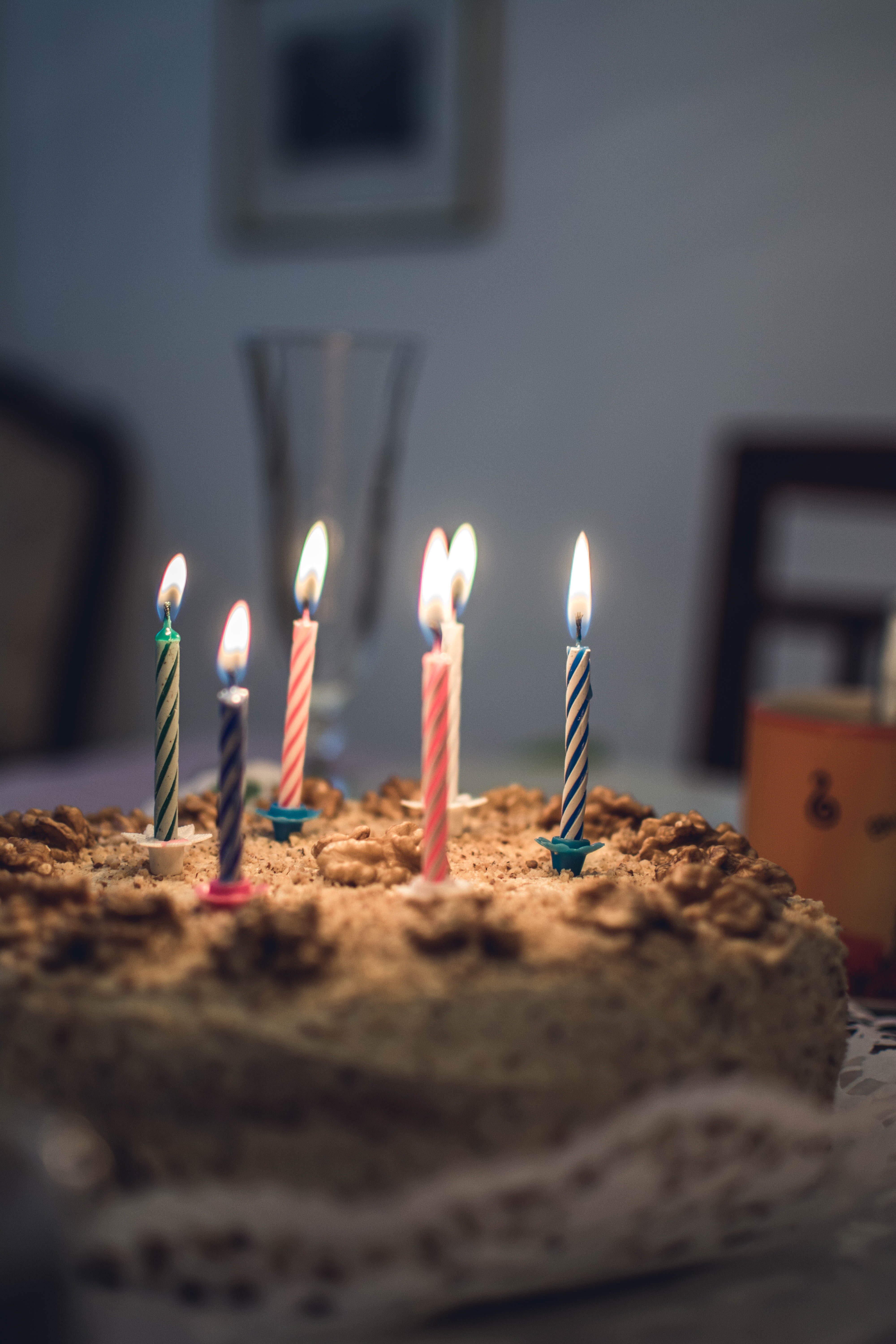 Pastel de cumpleaños con velas encendidas. | Foto: Pexels