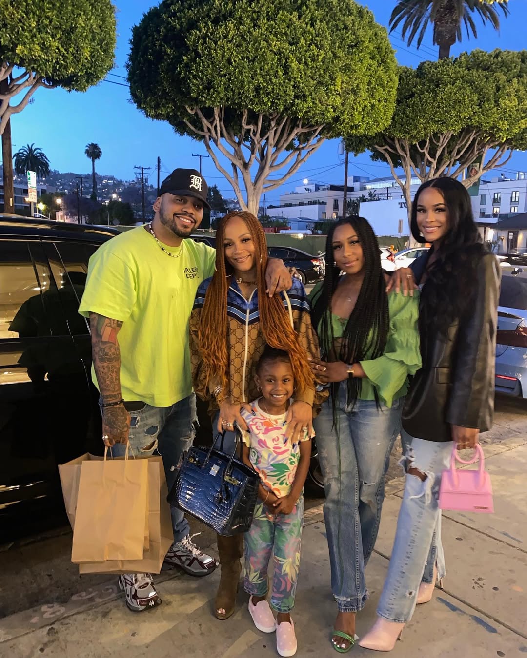 Simone Smith pictured with all her children, dated May 10, 2022 | Source: Instagram/sislovespurple