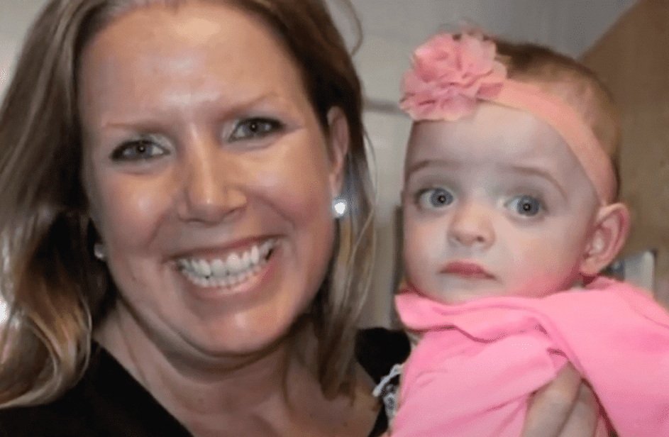 Eine Krankenschwester und das kleine Mädchen, das sie adoptierte, nachem ihre biologischen Eltern für unfähig erklärt worden waren. | Quelle: Youtube/CBS Boston