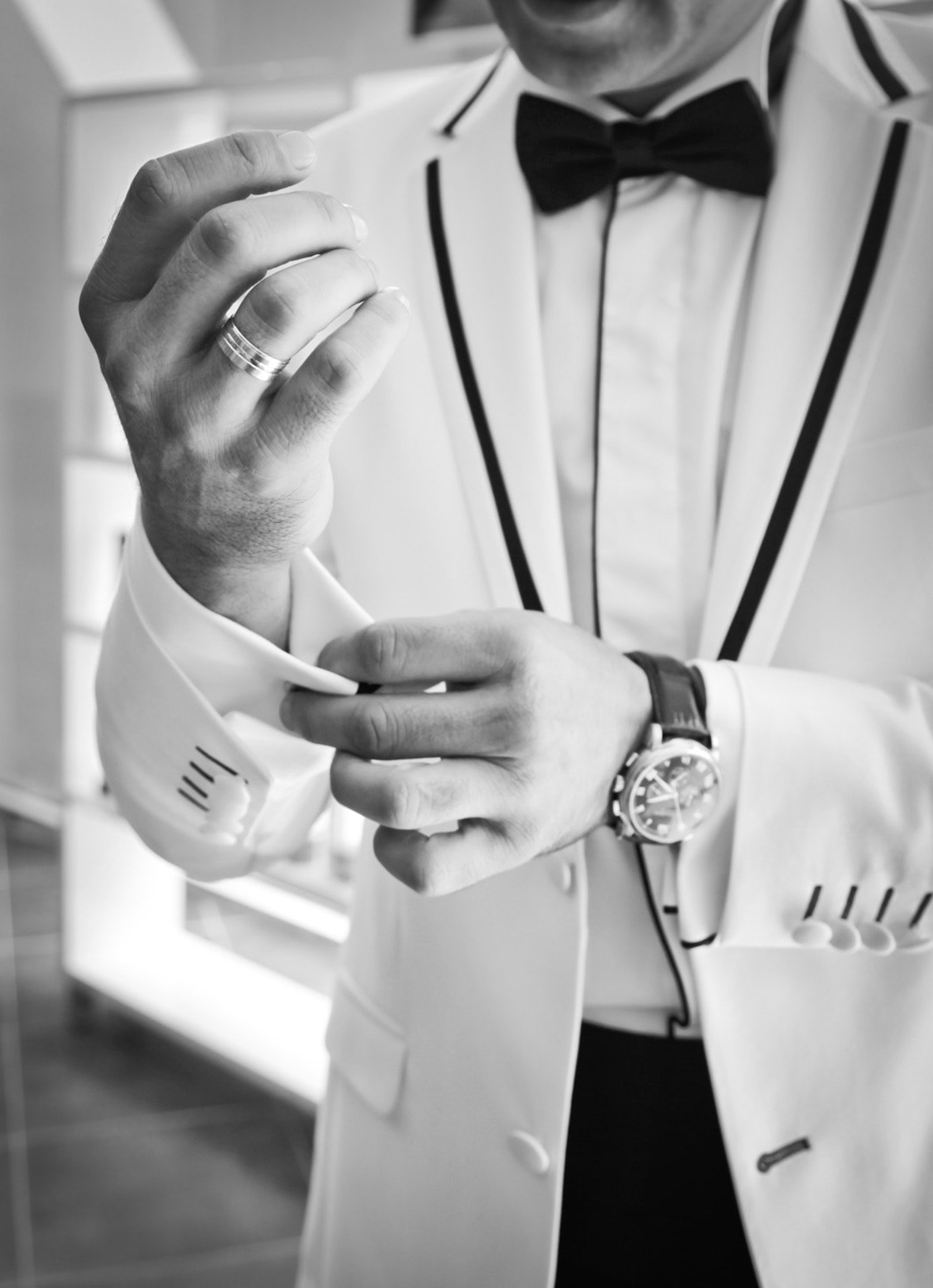 Hombre abrochando el puño de su traje. | Foto: Pexels