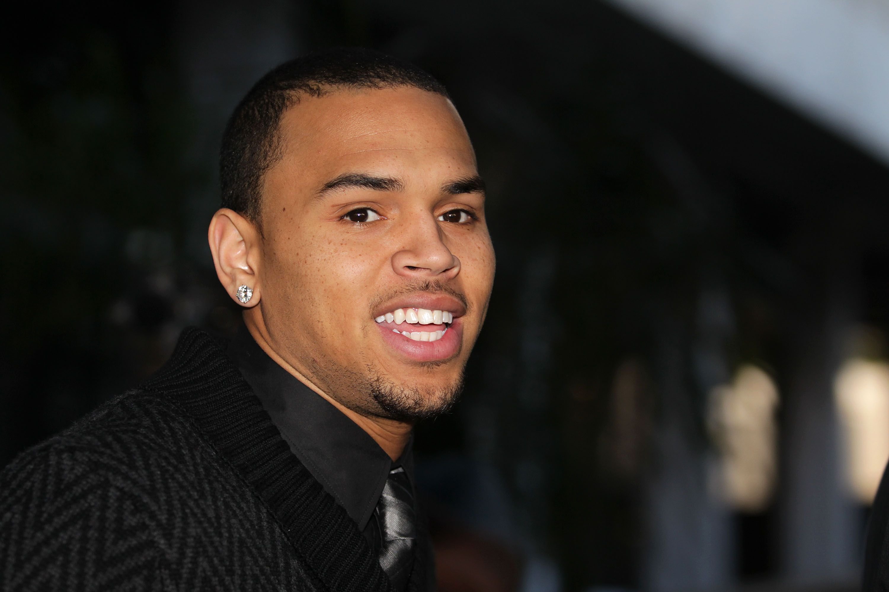 Chris Brown leaves the Los Angeles courthouse after a probation progress hearing on January 28, 2011. | Photo: Getty Images