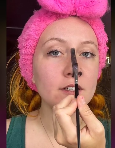 Nicki Baber applies makeup as she shares what happened during her date with a guy she is sure turned into a serial killer | Source: TikTok/nickii