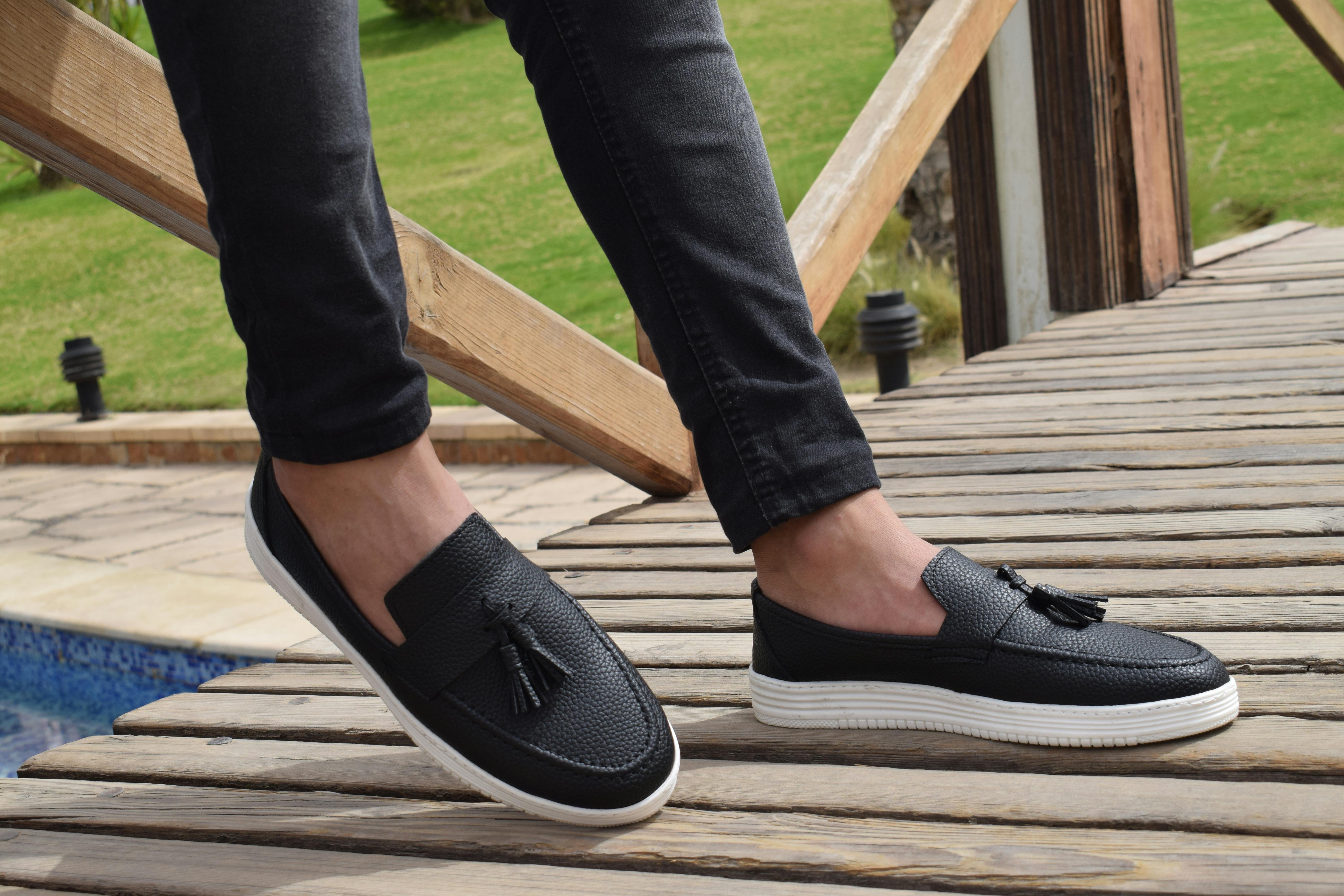 Comfortable walking shoes | Source: Pexels