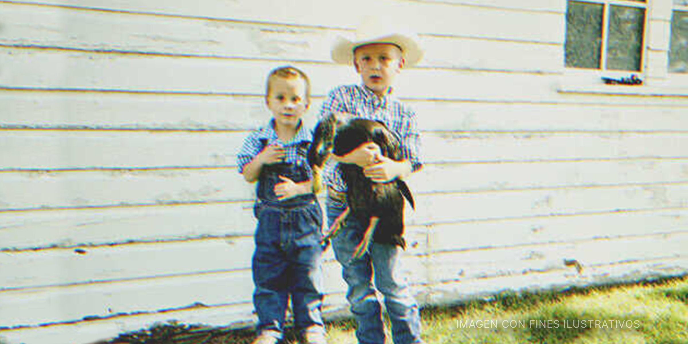 Dos niños con un ave de granja. | Foto: Getty Images
