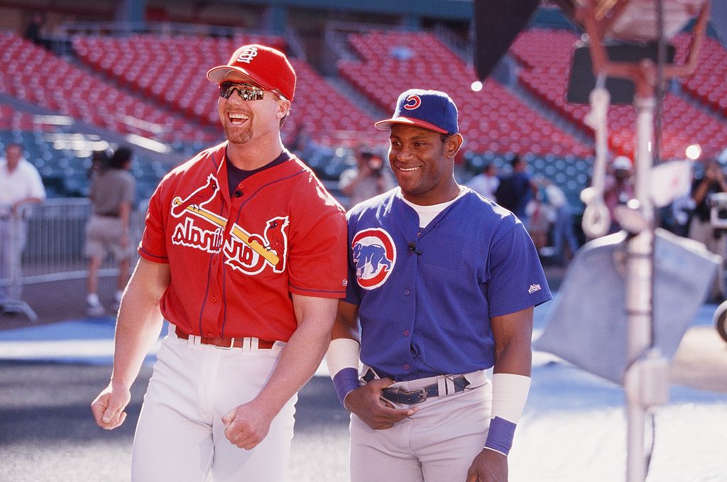 : Mark McGwire and Sammy Sosa joke before the game on September 7, 1998 | Photo: Getty Images