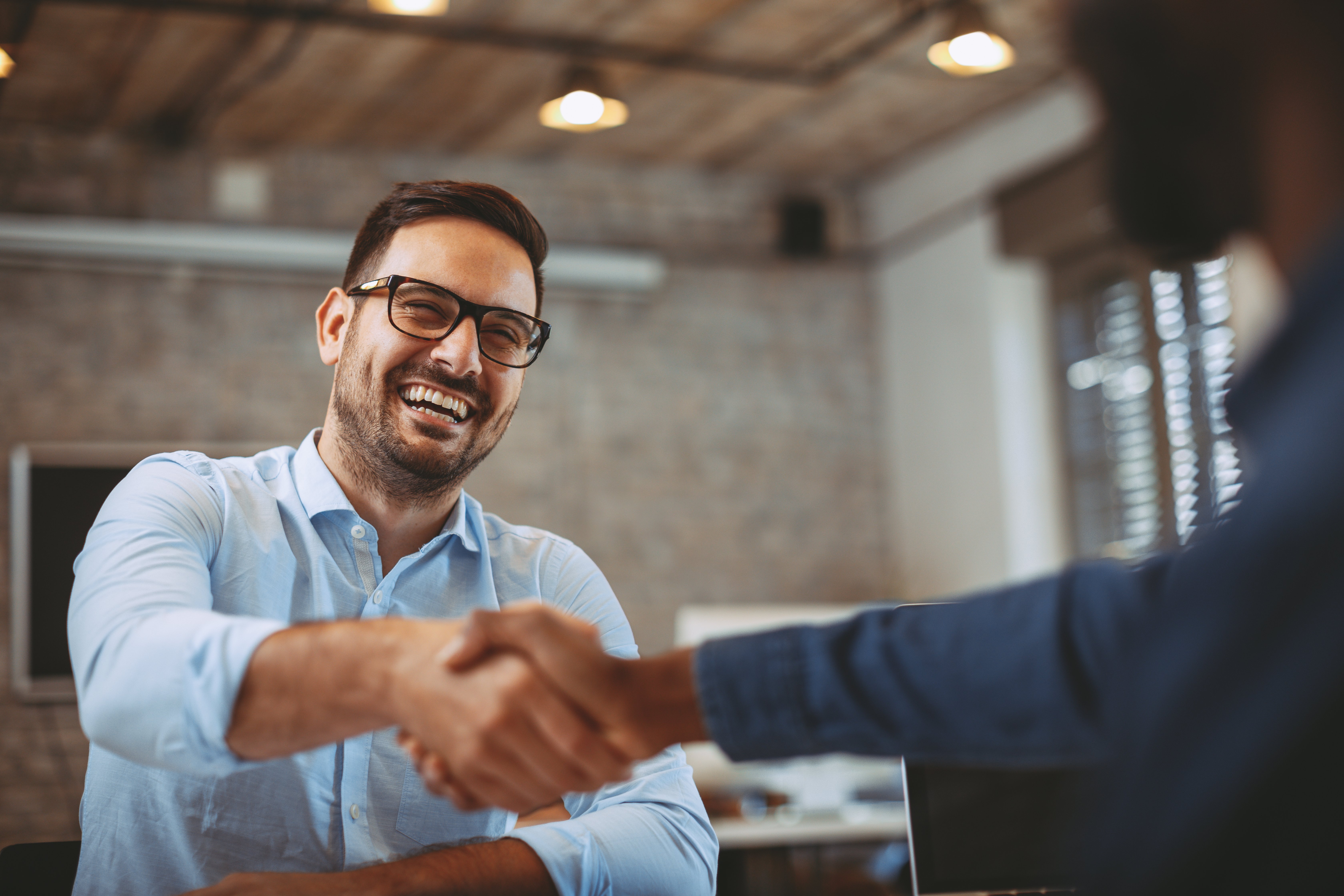 Hombre estrecha la mano con una mujer. | Foto: Shutterstock