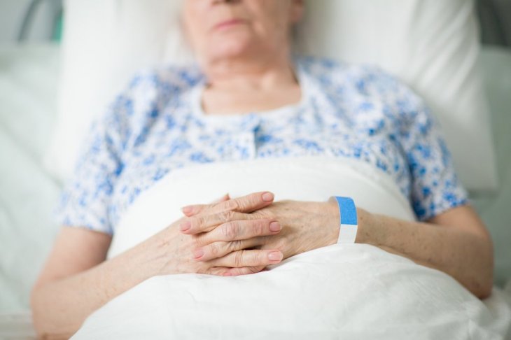 Une femme âgée sur le lit d'hopital | source : Shuttertock