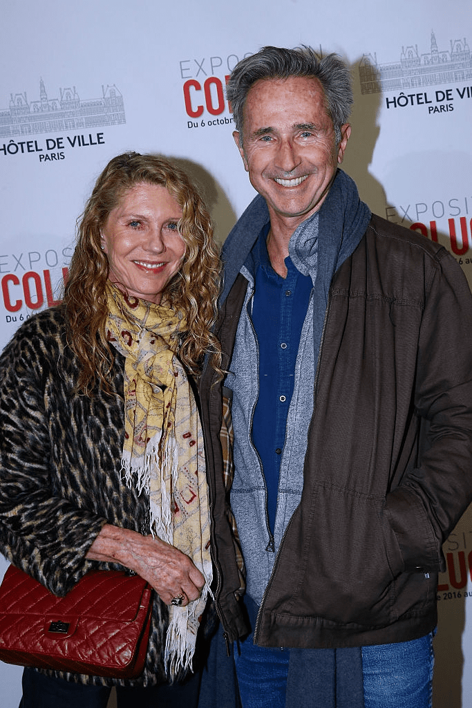 L'acteur Thierry Lhermitte et son épouse Hélène assistent au vernissage de l'exposition Coluche le 5 octobre 2016 à Paris, France. | Photo : Getty Images
