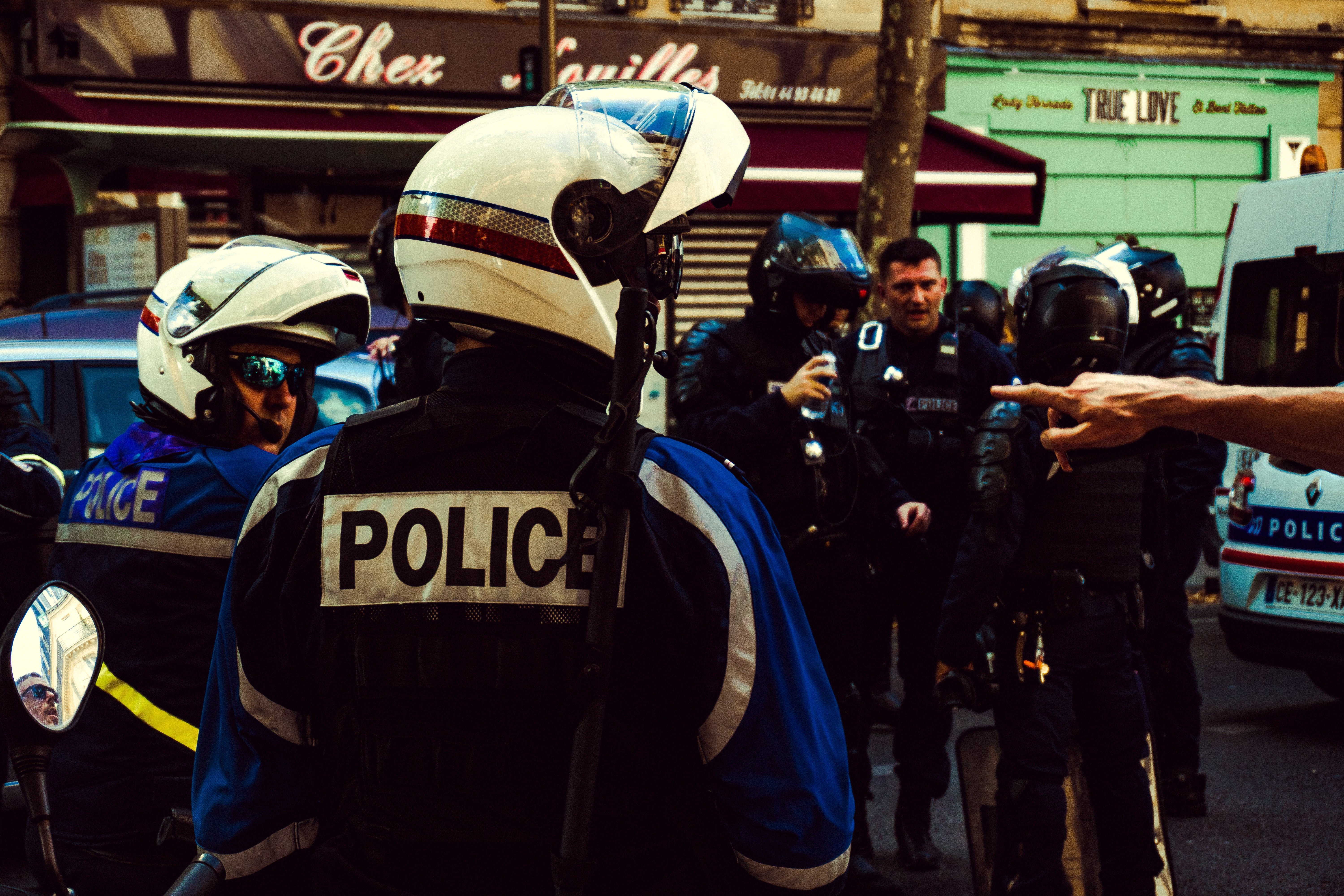 Des policiers en uniforme. ǀ Source : Unsplash 