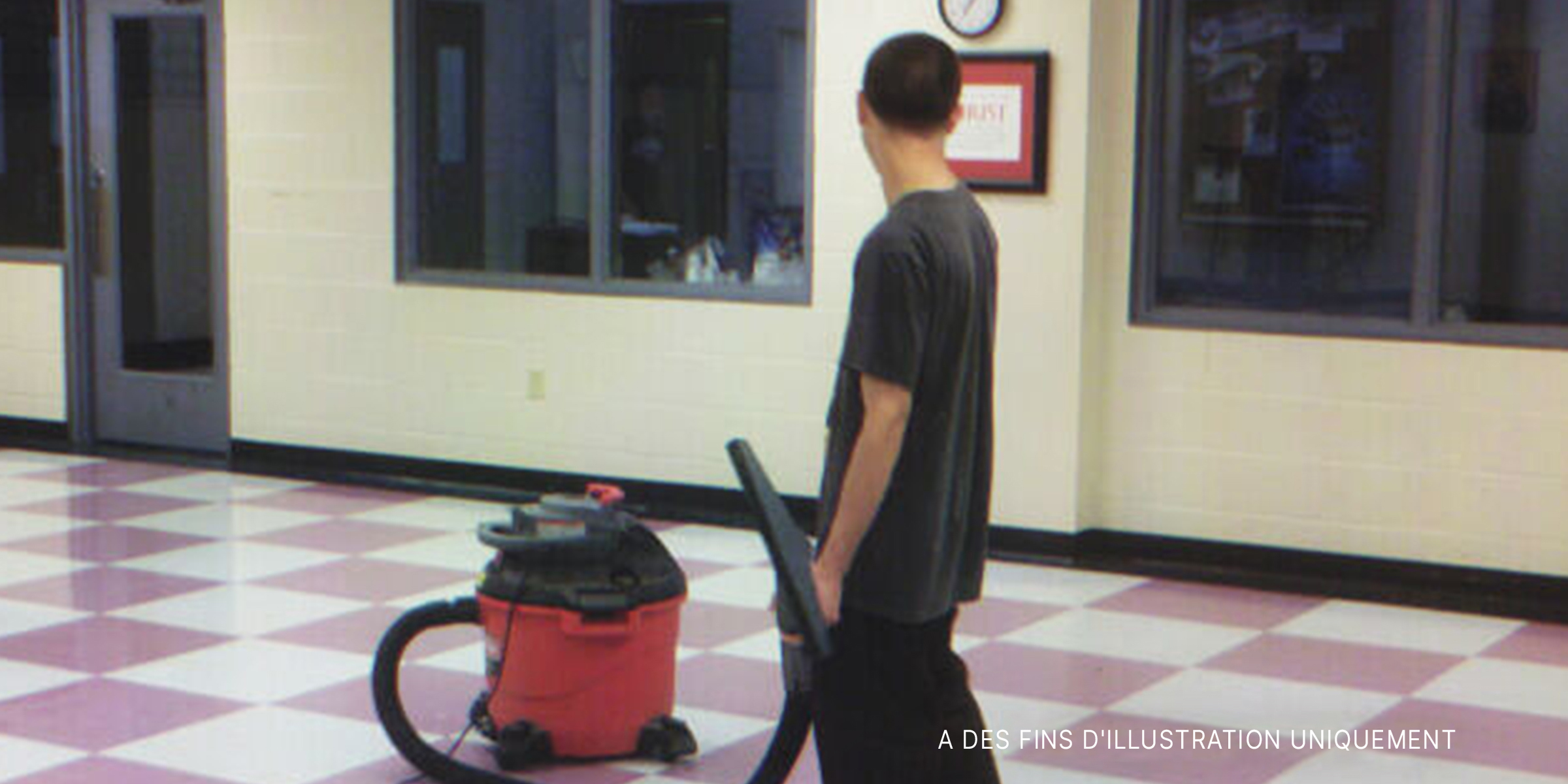Un adolescent concierge utilisant un aspirateur | Source : Flickr / Commercial Cleaning Maryland (CC BY-SA 2.0)