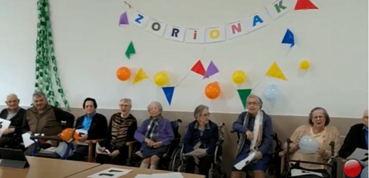 Celebración de cumpleaños en el hogar de ancianos de Vizcaya. | Foto: Youtube/ Vaya Noticias