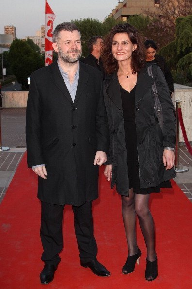 Eric Naulleau et son épouse Veronika assistante à la 25e cérémonie de remise du prix Molière à Créteil, France. | Photo: Getty Images