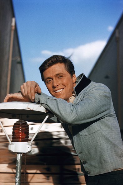 El actor Edd 'Kookie' Byrnes posa para un retrato en el lote de Warner Bros durante la filmación de '77 Sunset Strip 'el 30 de octubre de 1959 en Burbank, California. | Foto: Getty Images El actor Edd 'Kookie' Byrnes posa para un retrato en el lote de Warner Bros durante la filmación de '77 Sunset Strip 'el 30 de octubre de 1959 en Burbank, California. | Foto: Getty Images