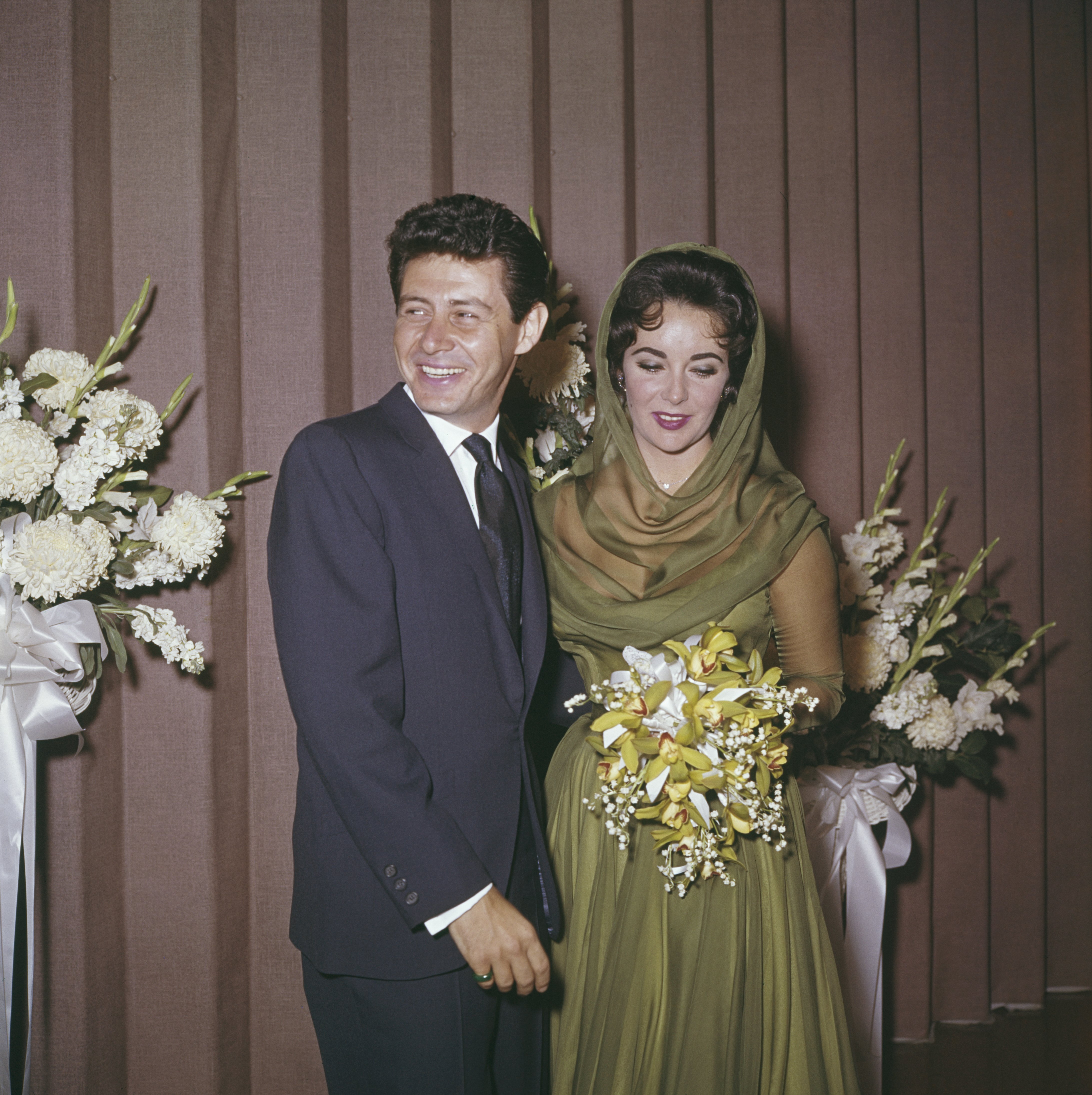 British-American actress Elizabeth Taylor pictured with her fourth husband, singer and entertainer Eddie Fisher at their wedding ceremony in Las Vegas on 12th May 1959. | Source: Getty Images