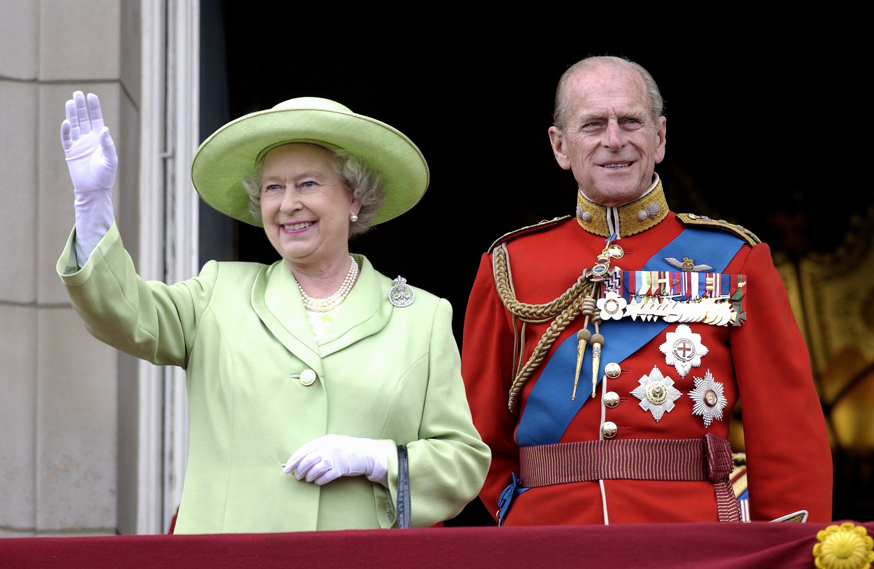 Queen Elizabeth II and Prince Philip on the balcony of Buckingham palace from Troop the Colour 2001. London, England. | Photo: Getty Images