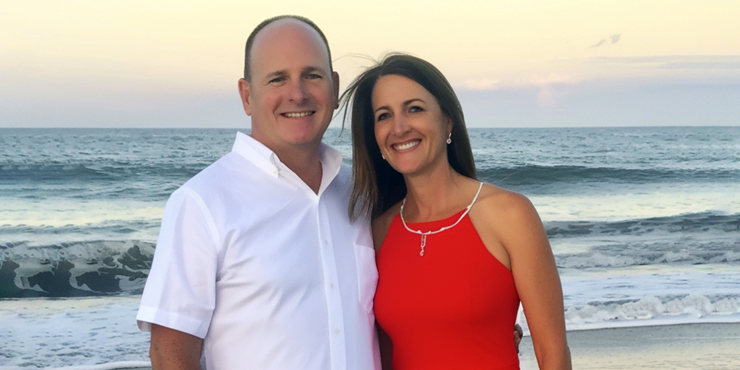 A smiling couple against the backdrop of the sea | Source: AmoMama