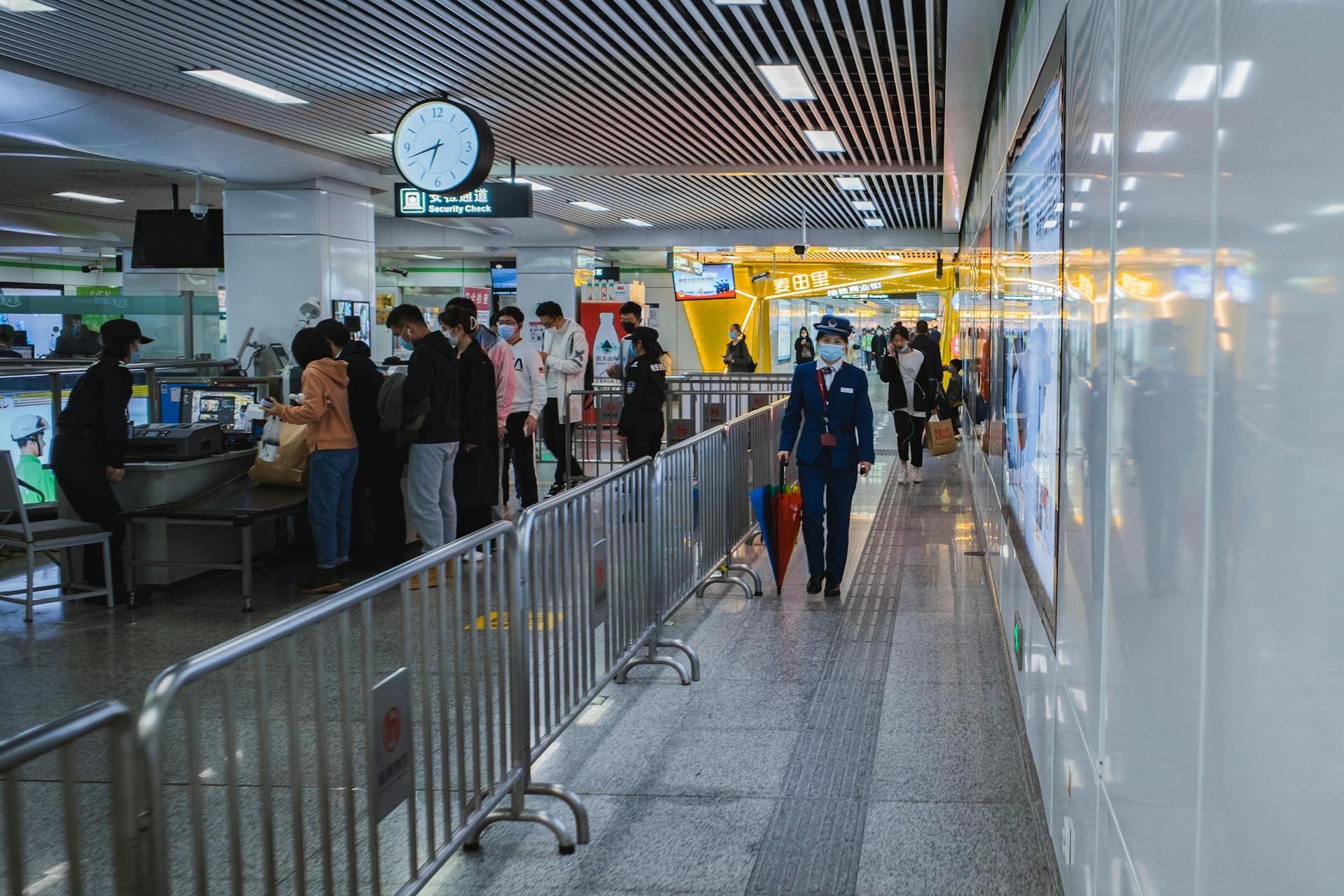 People at the security check of an airport | Source: Pexels