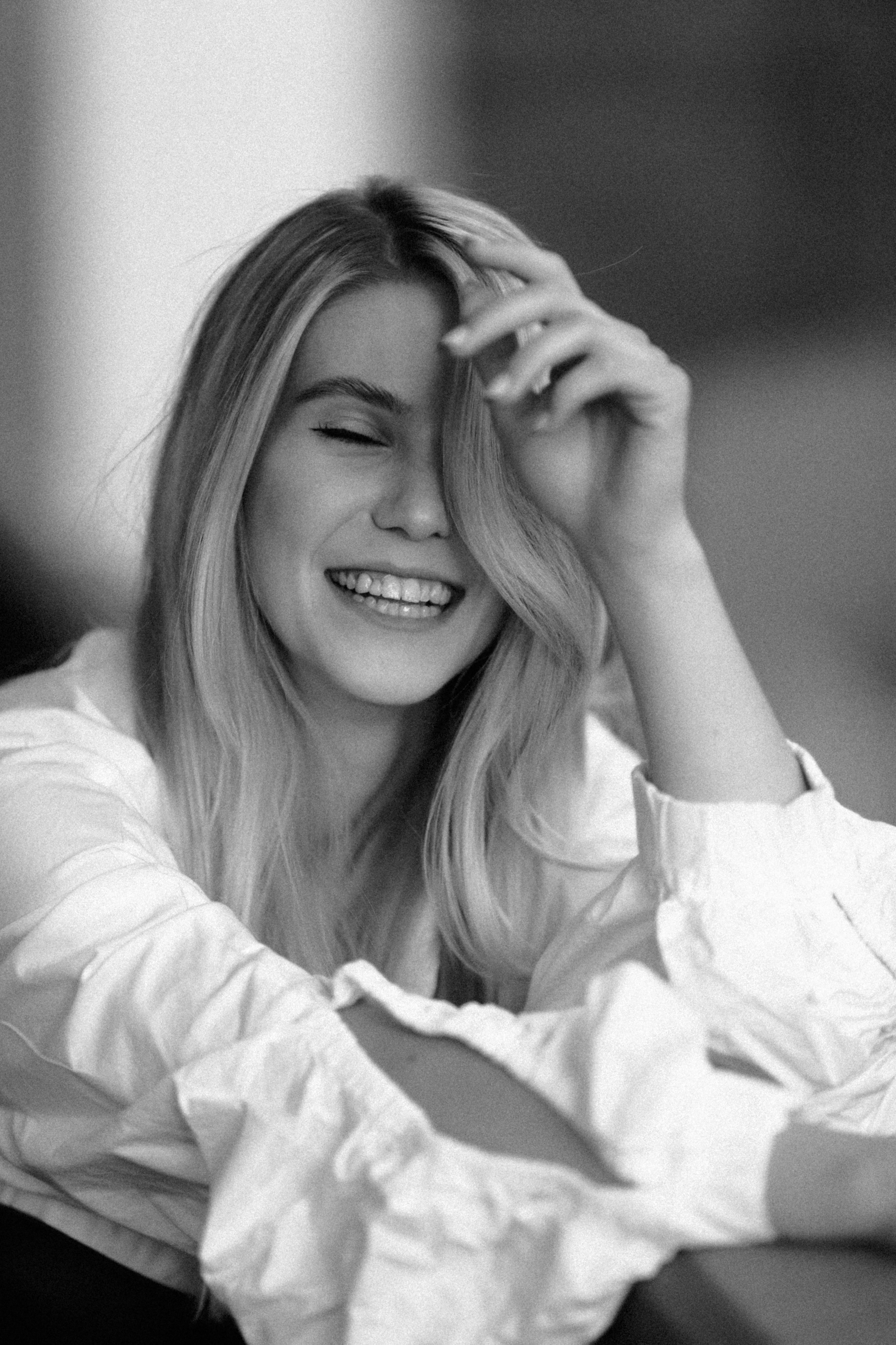 A laughing blonde woman | Source: Pexels