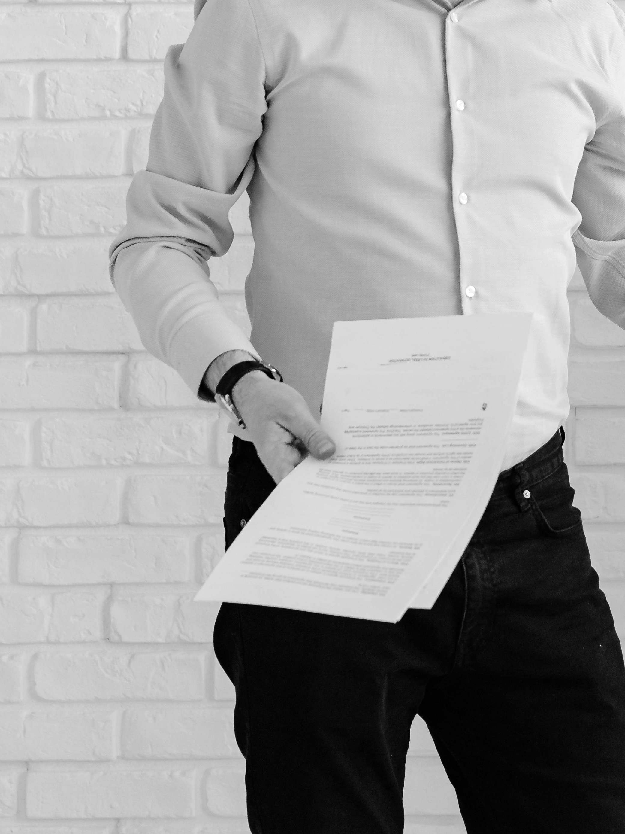 A man holding documents in his hand | Source: Pexels