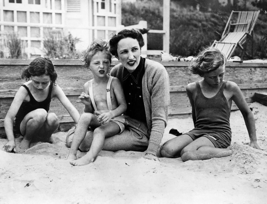 La princesa Martha de Noruega con sus tres hijos, Astrid, de 7 años, Harald, de 3 y Ragnhild, de 9, en la playa de su nuevo hogar en Estados Unidos. | Foto: Getty Images.