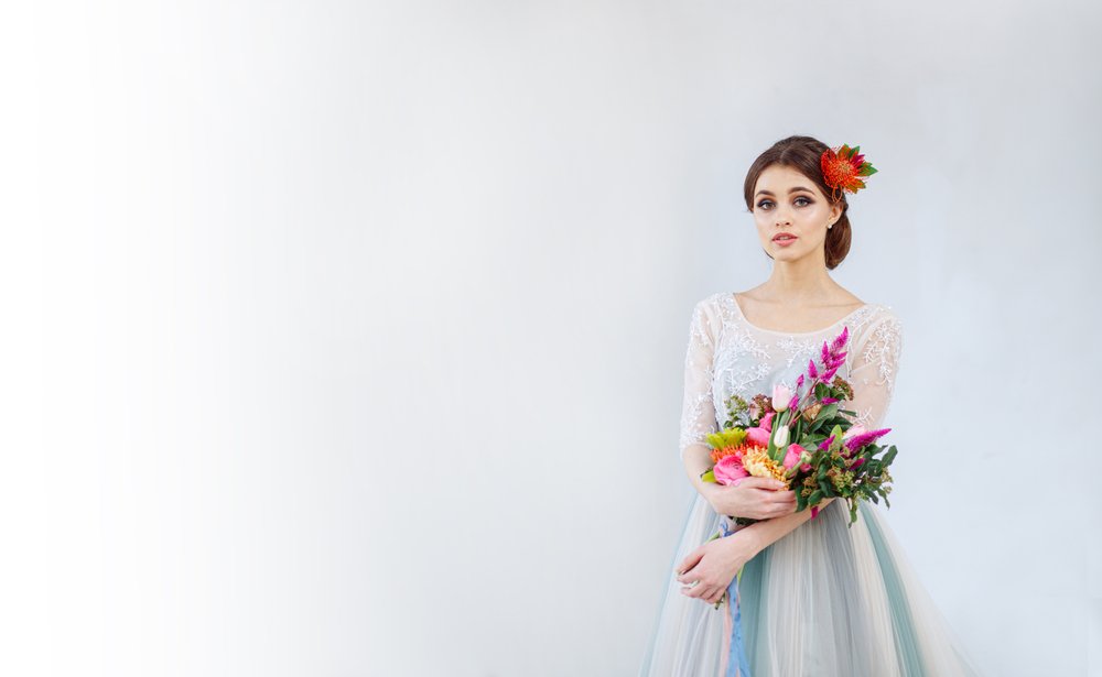 Eine Braut mit Blumen. | Quelle: Shutterstock 