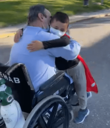 Abrazo entre José Antonio y su nieto.│ Foto: Captura de Facebook/ Hospital Universitario Reina Sofía
