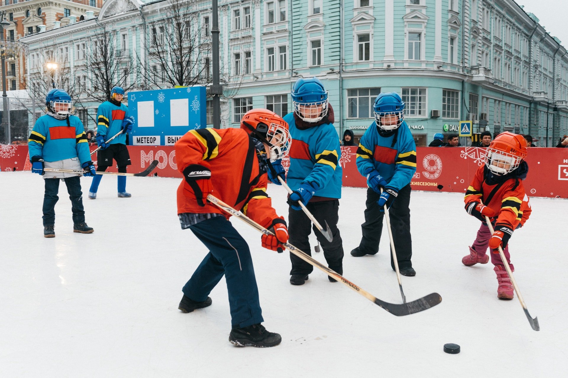 Photo of kids playing ice hockey | Photo: Pexels