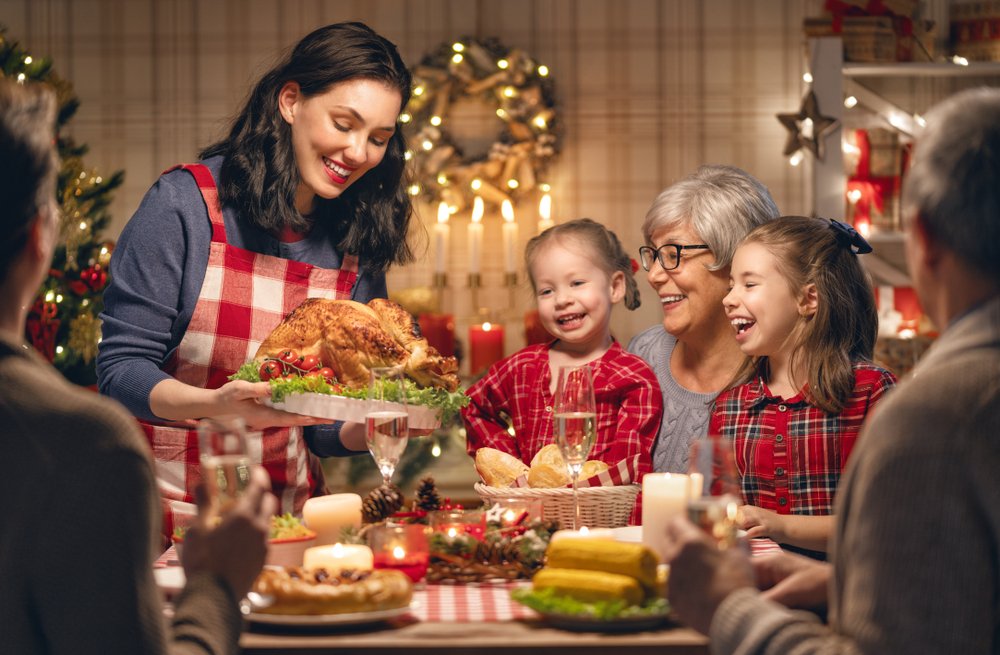 Familia feliz cenando en casa. | Foto: Shutterstock