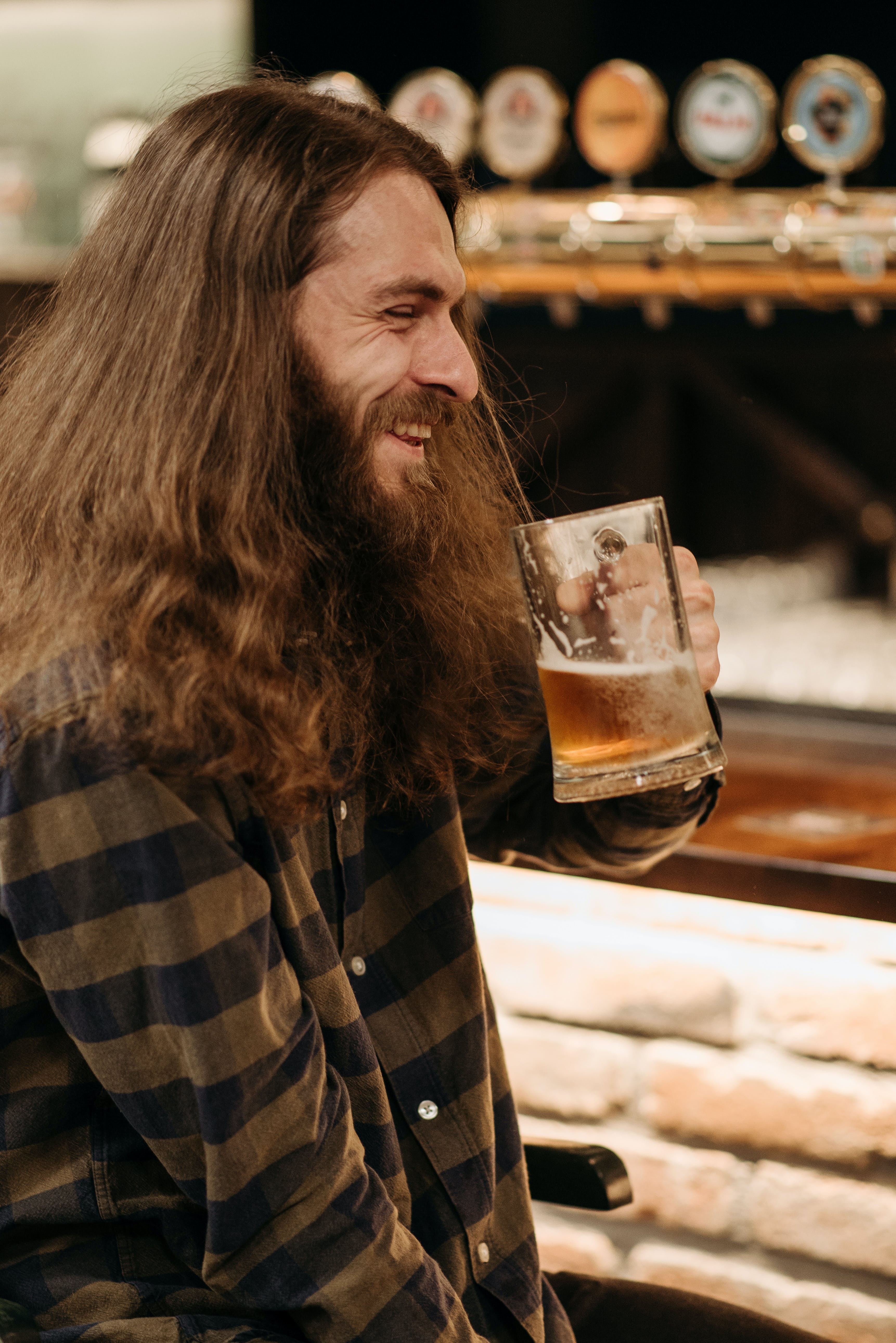 A man enjoying a drink at a bar | Source: Pexels