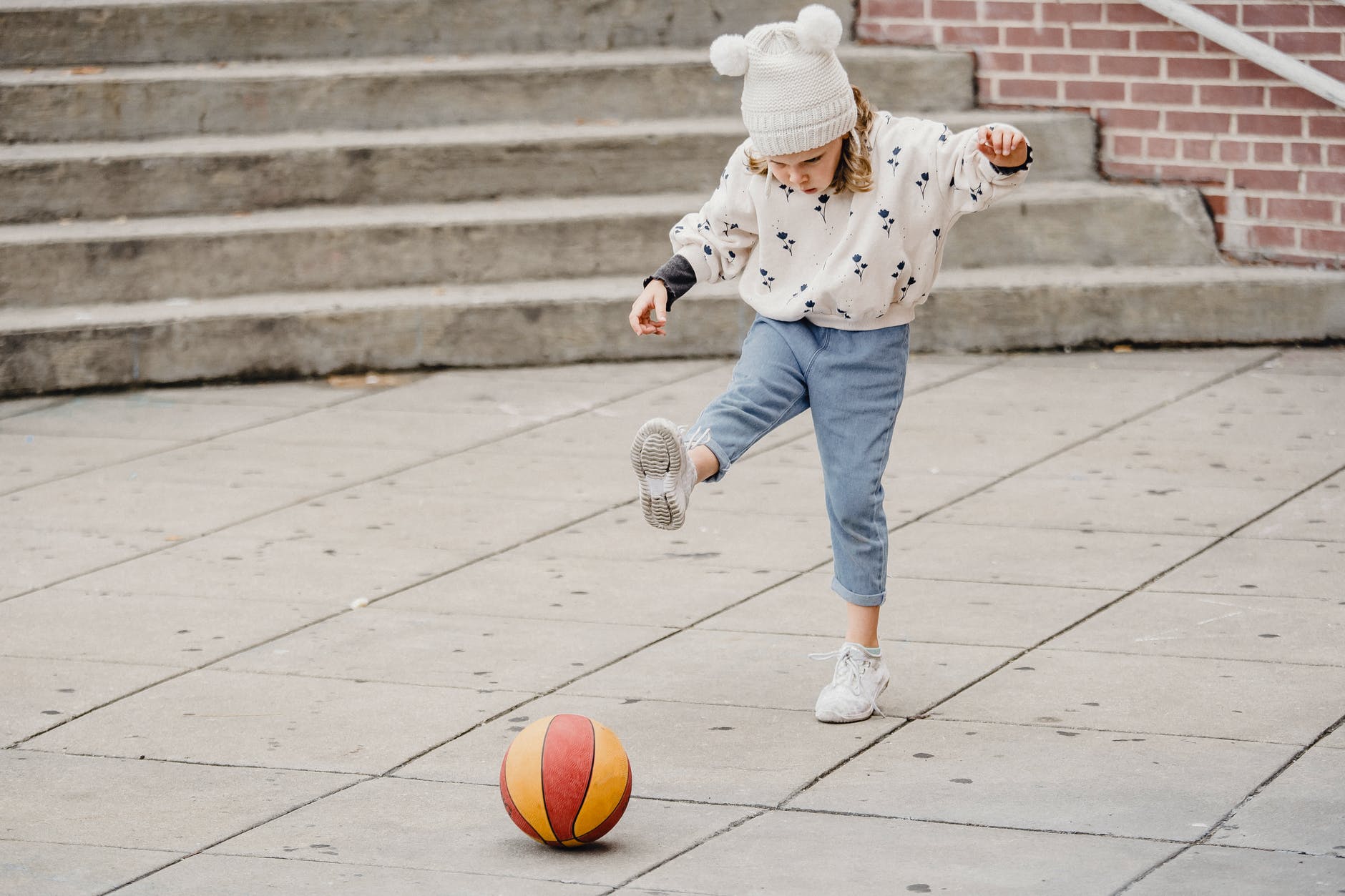 Sara went out to play, then Anna saw the older man taking her. | Source: Pexels