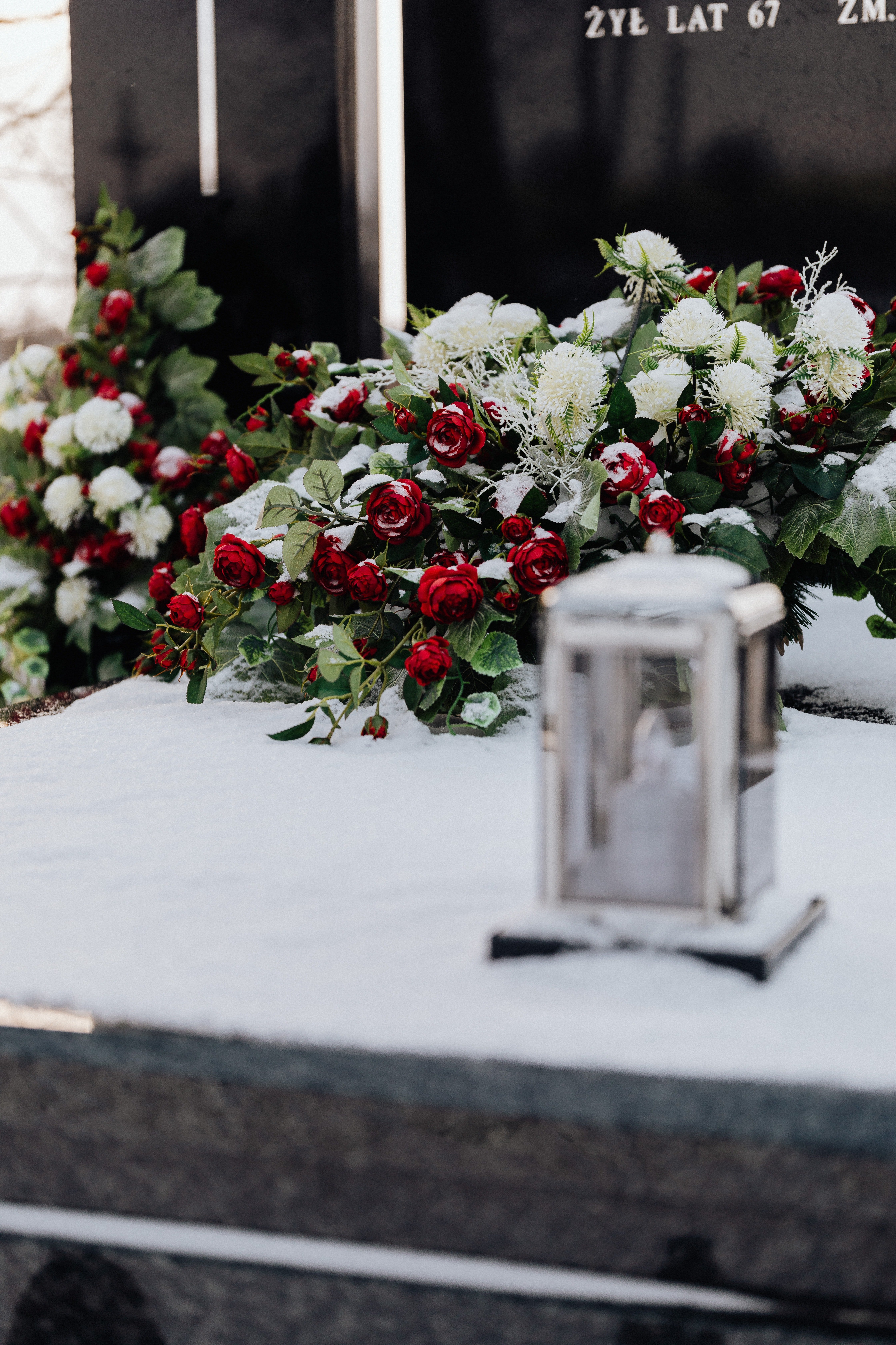 Red, white and green flowers on a flat surface. | Source: Pexels/ Karolina Grabowska