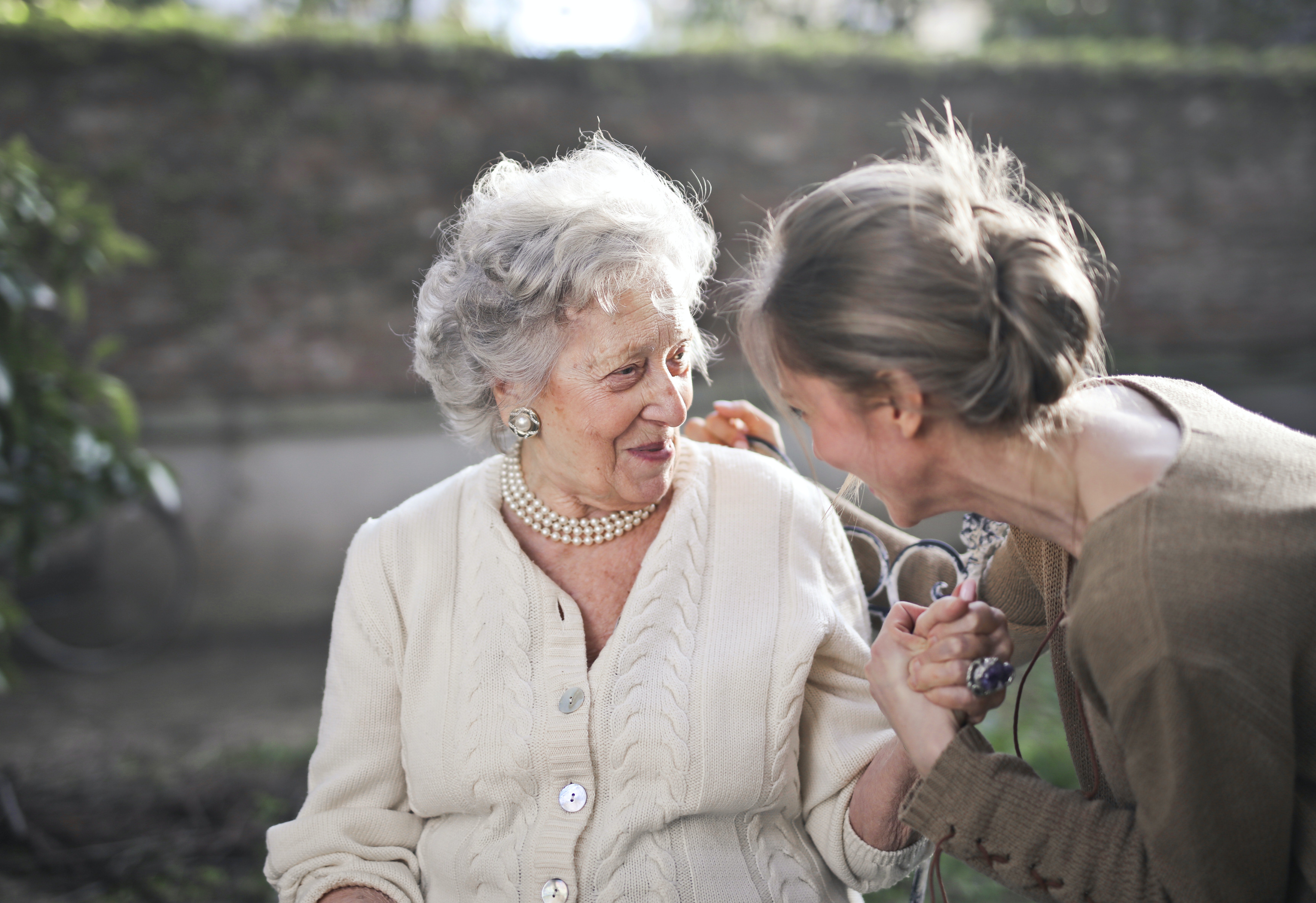 Mujer mayor con otra más joven que la cuida. | Foto: Pexels