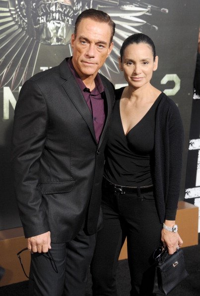 Jean-Claude Van Damme et Gladys Portugues à la première de "The Expendables 2" à Los Angeles le 15 août 2012 | Photo : Getty Images