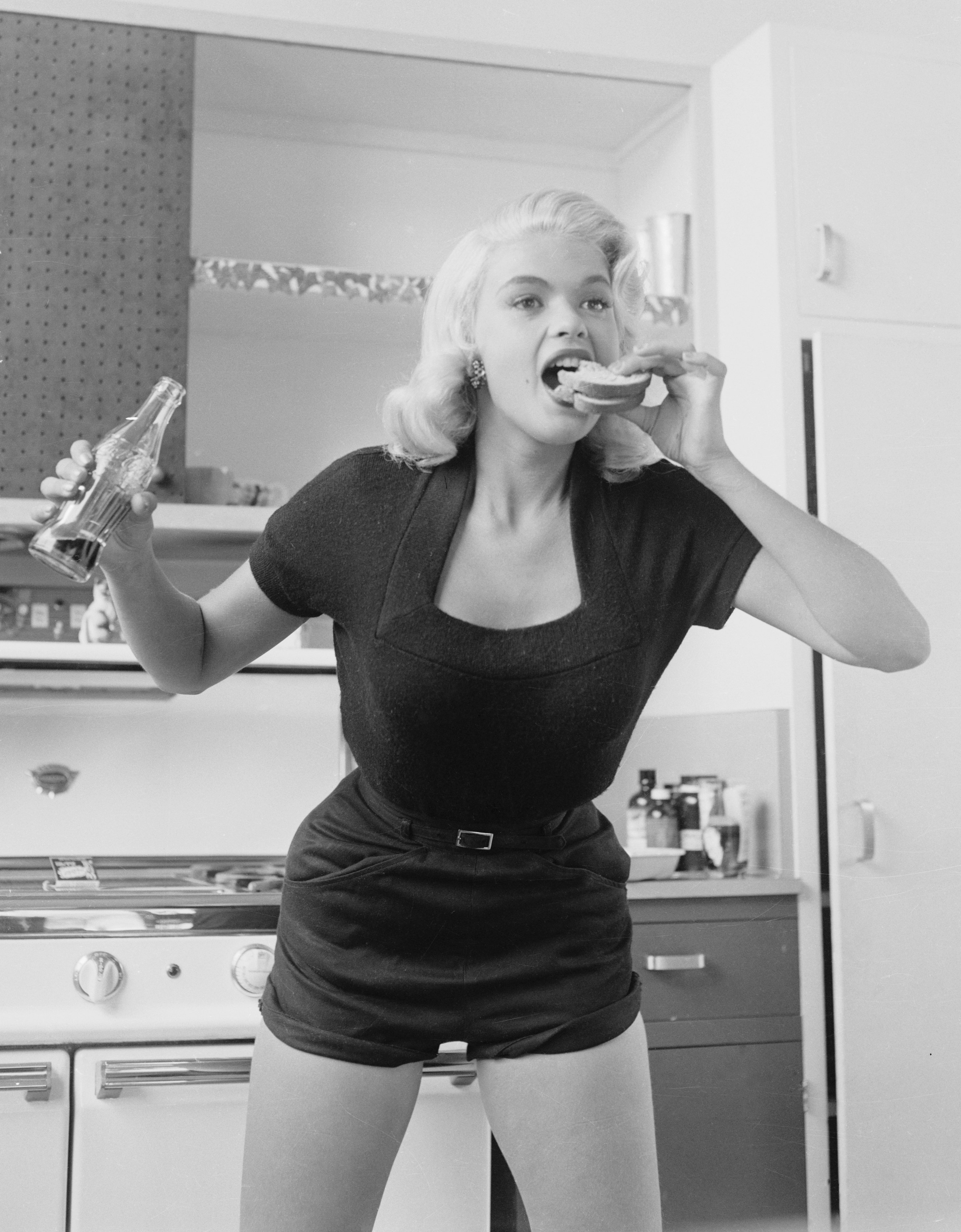 Jayne Mansfield eating in her kitchen | Source: Getty Images