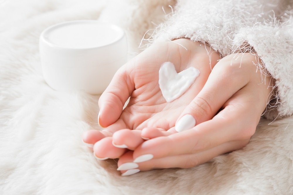 Hidratación de las manos con crema humectante. | Imagen: Shutterstock