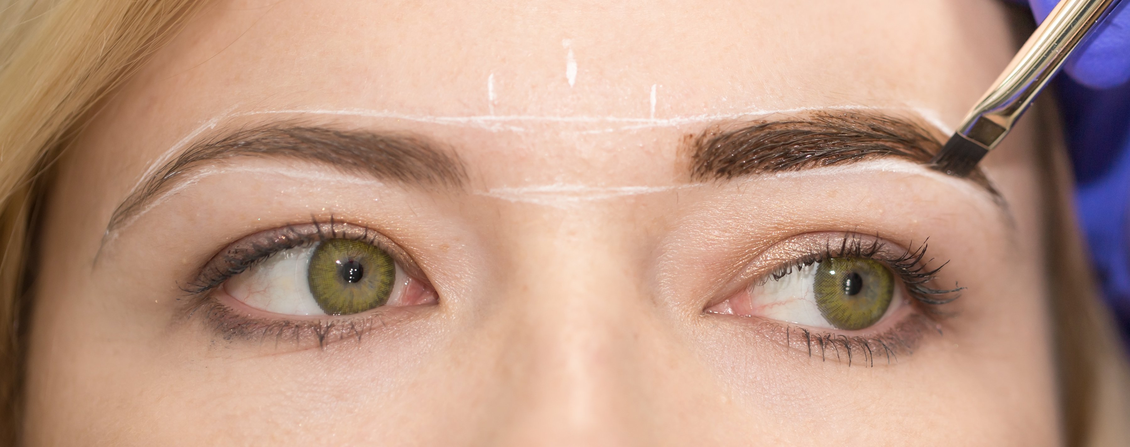 Mujer maquillándose las cejas. | Foto: Shutterstock